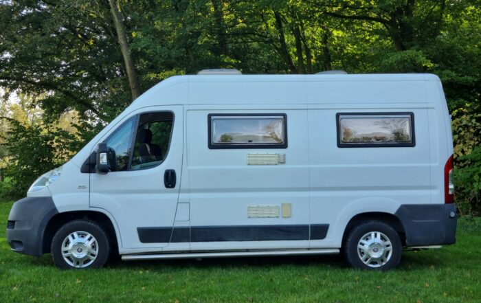 Fiat Ducato Buscamper uit 2011 vanaf de zijkant