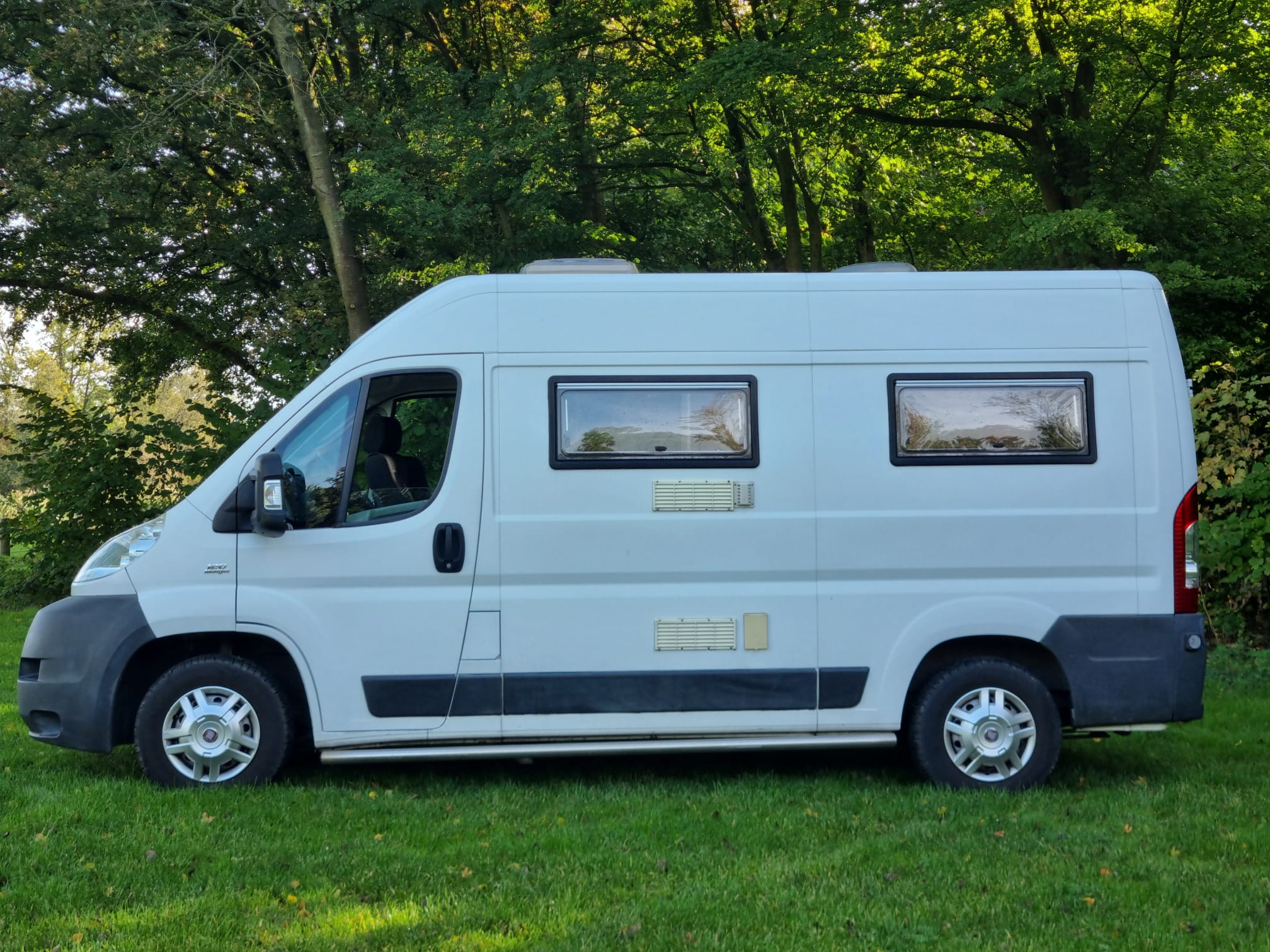 Fiat Ducato Buscamper uit 2011 vanaf de zijkant