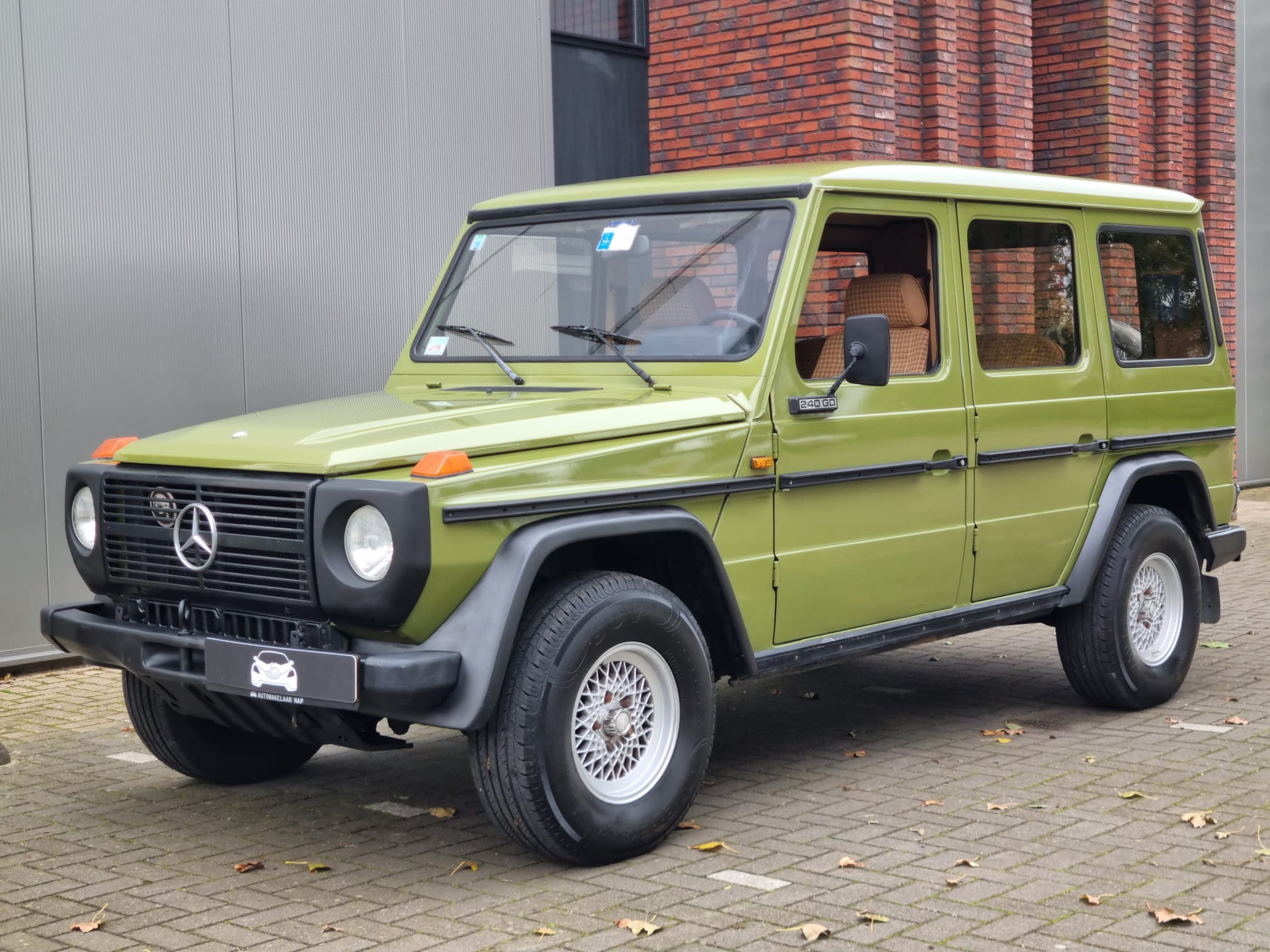 Mercedes G-klasse 240 GD groen schuin vooraanzicht